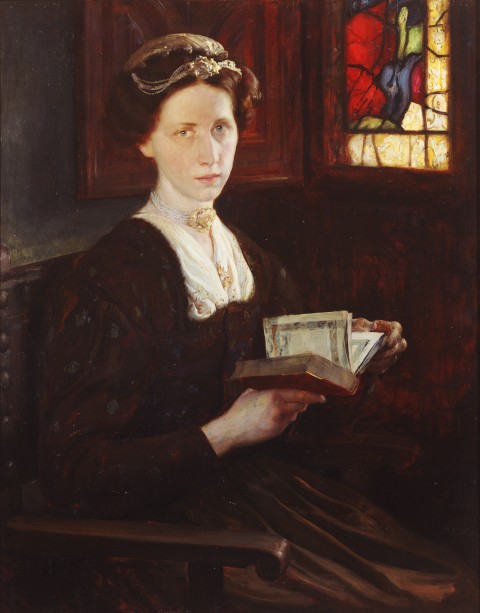 Dama leyendo junto a una ventana