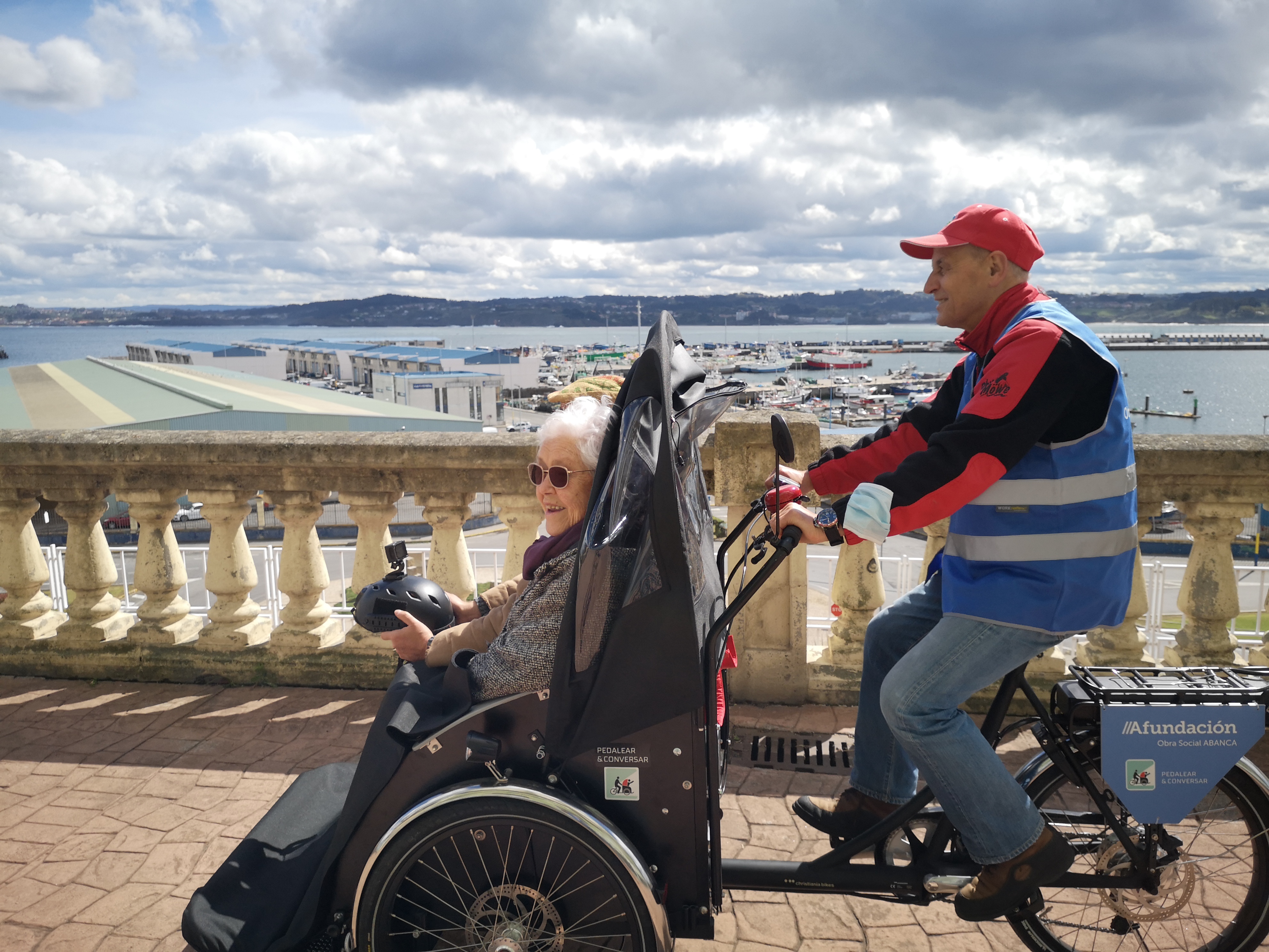 El programa «Pedalear y conversar» de Afundación supera los 2 000 km recorridos en 2026 y mantiene sus paseos durante el verano